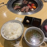 肉の山本 - ご飯大盛りにしてみた。タレが薄めなので余りゴハンが進まない