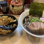 麺屋 龍 - ﾗｰﾒﾝは数種類からｾﾚｸﾄ出来ﾏｽｶﾞ、ﾋﾞｼﾞｭｱﾙ的にも『黒』ｵｰﾀﾞｰが常ﾅﾉﾃﾞｽ♡