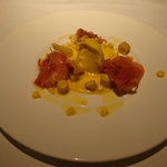 オマール海老の炭火焼きとゴールドラッシュ、ヤングコーン　玉蜀黍のジェラート　プロシュート 