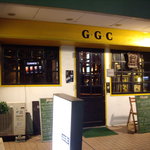 Dining & bar G.G.C - G.G.C（富ヶ谷）：代々木八幡駅前通り沿いの店構え