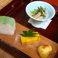 ひろ文 - 先付　松茸の菊の花和え　鯛の押し寿司、南瓜の寒天寄せ　焼き栗 