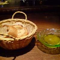 麻布十番 鉄板焼 楼漫亭 - 焼きたてパン＆粉チーズ入りオリーブオイル