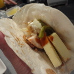 墨国回転鶏料理 - こうして具を入れるのだ