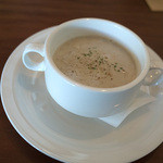季節のスープ。この日はジャガイモとシイタケ。美味し。