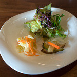 アミューズと気まぐれサラダ。お上品で美味しゅうございます。