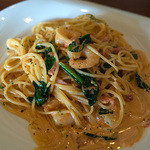 「本日のパスタ」（900円）。ランチにはアミューズ、季節のスープ、サラダ、ドリンク付です。