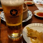 新潟 三宝亭 東京ラボ - サッポロビール生 560円、卓上には無料の搾菜が置いてあります