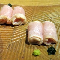 とり料理 鳥者 - ピンク色した鶏のたたきロールは見るからに新鮮