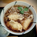 Teuchi Soba Matsunaga - 牡蠣天婦羅は脱水されて凝縮しているのにこの大きさ、プリプリです。油の溶けだしたお汁はほんのり牡蠣が香り、更に絶品でした。