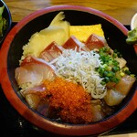 どん薩摩 - 茶ぶり入り海鮮ちらし丼定食にしらすをトッピング