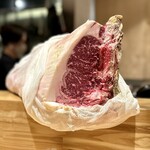 洋食 おがた - 大迫力の熟成牛の塊！