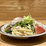 洋食 おがた - 今日はサラダにフレッシュチーズが入っていた