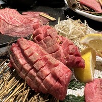 和牛焼肉わ - 極上タンの厚切りは圧巻の美味しさ
