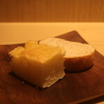 RISTORANTE IL NODO - 自家製のフォカッチャとライ麦パン