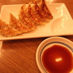 8番らーめん - 餃子も付けちゃいます。