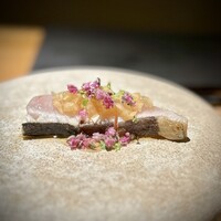 銀座 有涯 - ■鳥羽　鰆
                    答志島かな。トロ鰆の名に恥じないお見事な脂乗り。
                    ほんの少し塩みが強く感じましたが、玉ねぎでさっぱりいただけます。