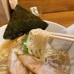 らーめん 空王士 - 麺は長浜ラーメン系です