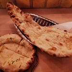 AHILYA INDIAN RESTAURANT - チーズナン、ガーリックナン