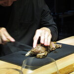 トレイス - 目の前で切り分けられる羊