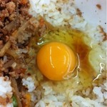 九十九里ファーム たまご屋さんコッコ - 鶏ゴボウ丼にタマゴをかけてみた