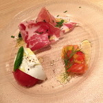 カルテット - おまかせ前菜盛り合わせ「生ハム盛り合わせ・モッツァレラ・サーモンマリネ」２０１３年１１月