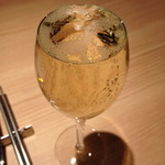 なみなみグラススパークリングワイン（８００円）２０１３年１１月