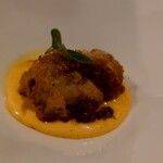 ウエストパパ - ６皿目：真鱈の白子のフリット・ゴーダチーズと卵黄のソース