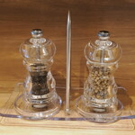 麺庵 利休 - 黒と白の胡椒