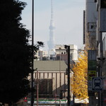麺庵 利休 - 本郷三丁目交差点付近からスカイツリーを望む