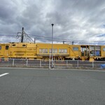 MEGAドン・キホーテUNY 国府店 - ドンキホーテさんの駐車場のすぐ横が線路で見える電車。ドクターイエローかな。