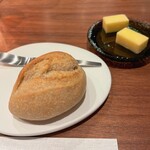 Luca - パン、燻製バター