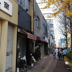 麺庵 利休 - 店舗。奥の看板は麵屋ねむ瑠）