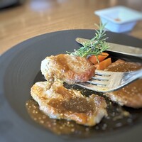 グランカフェ - ＊豚肉は柔らかくソースは唐辛子の辛味はほぼ感じず、マイルドな味わいでした。 辛味に弱い私には頂きやすいですね。