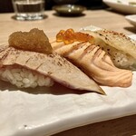すし酒場 魚あるき - 「炙り三貫盛り〈中トロ、サーモン、エンガワ〉（税込￥880）」