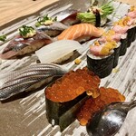 すし酒場 魚あるき - 「光三貫盛り〈アジ、イワシ、サバ〉（税込￥600）」「小肌（税込￥180）」「紋甲いか（税込￥130）」「サーモン（税込￥300）」「こぼれいくら（税込￥600）」「トロタク細巻き（税込￥440）」
