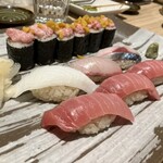 すし酒場 魚あるき - 「本鮪中とろ（税込￥360）×3」「えんがわ（税込￥180）」「カンパチ（税込￥250）」「サバ（税込￥250）」「トロタク細巻き（税込￥440）」