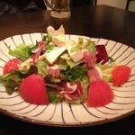 えいじ庵 - 生ハムとチーズのサラダ\880