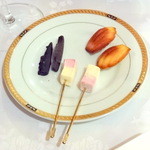 サラマンジェ ド イザシ ワキサカ - カフェにつく焼き菓子、マシュマロ、オレンジピール、マドレーヌ