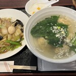 広東料理 味彩館 - 「中華丼+ワンタンスープ」￥850
