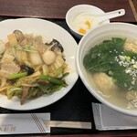 広東料理 味彩館 - 「中華丼+ワンタンスープ」￥850