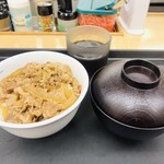 松屋 - 味噌汁が付いているのが有り難い、