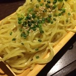 もつ村 - 〆のラーメンを海老スープのもつ鍋へ投入