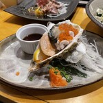 Sakanaya Shichifukujin Shouten - 宝石箱　※あん肝、たち、牡蠣、いくらが牡蠣の殻に可愛いく盛られてる。見た目も味もいいです。