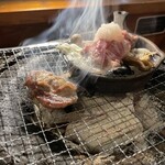 Shibetsu Babekyu - しぐれ煮は火が通るのに時間がかかるので、その傍で肉を焼きます。うーん、1人用七輪だとお通しがデカ過ぎて肉を焼く場所が狭い。笑