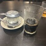 HUONG VIET - ンフィデンスミルクの敷かれたカップの中にポタポタとコーヒーが落ちるのをじっくり待つと濃いベトナムコーヒーの出来上がりです。