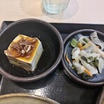 ゆで太郎 もつ次郎 - 豆腐に漬物