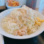 三軒家 - キャベツに胡麻ドレッシング、何気にツナ、コーンが乗ってます。