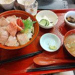 Shokujitokoro Tamura Suisan - 北海道産天然ぶりと本生まぐろの二色丼1,980円