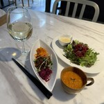 TASTY PLACE THE DINING - おつまみセットとベジプレートのサラダとスープ