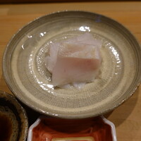 鮨 十兵衛 - くえ炭火で軽く炙って、20kg